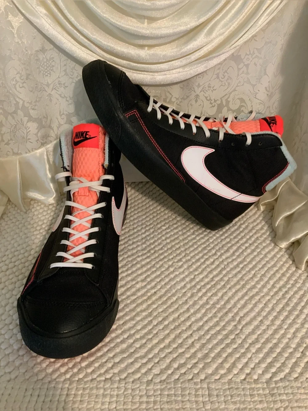 NIKE